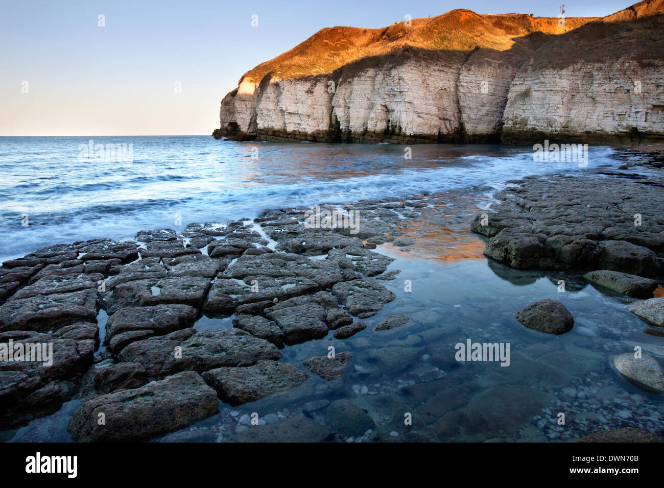 Thornwick Bay al tramonto, Flamborough Head, East Riding of Yorkshire, Inghilterra, Regno Unito, Europa Foto Stock