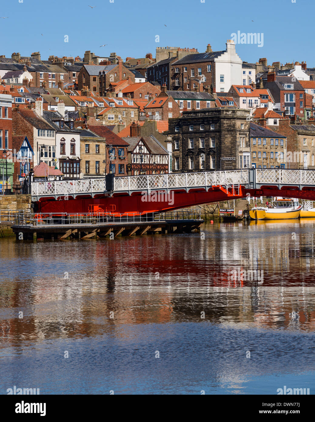 Il ponte girevole sul fiume Esk, Whitby, North Yorkshire, Yorkshire, Inghilterra, Regno Unito, Europa Foto Stock