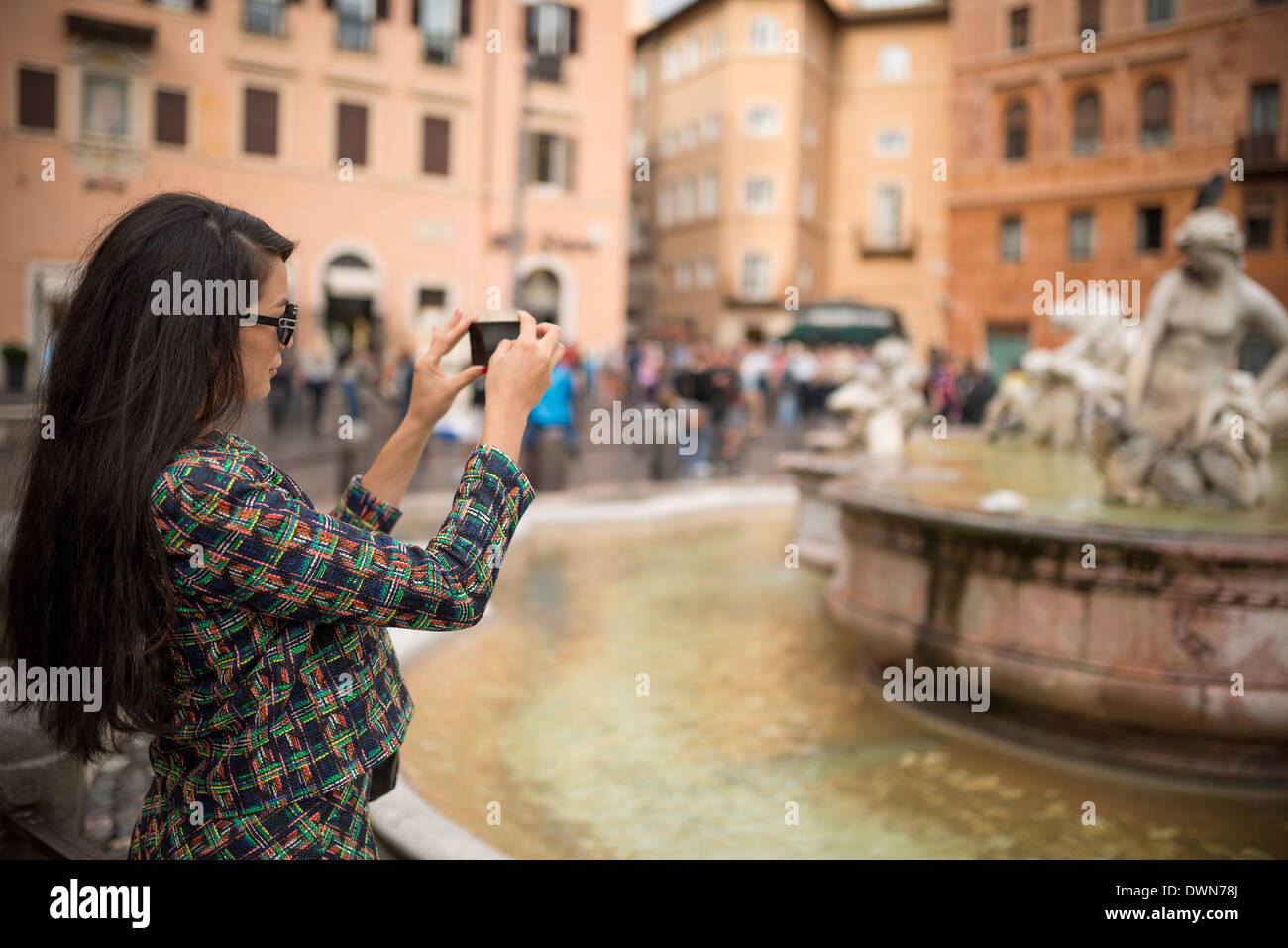 Giovane donna a scattare foto con il cellulare, Piazza Navona, Roma, Lazio, l'Italia, Europa Foto Stock