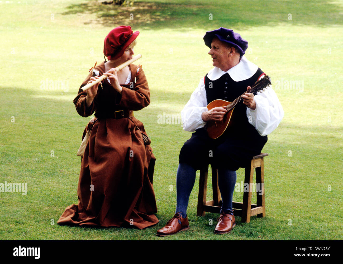 Periodo di Stuart musicisti, inizio del XVII secolo, la rievocazione storica della musica strumenti musicali strumenti moda fashion costume costumi musicista England Regno Unito Foto Stock