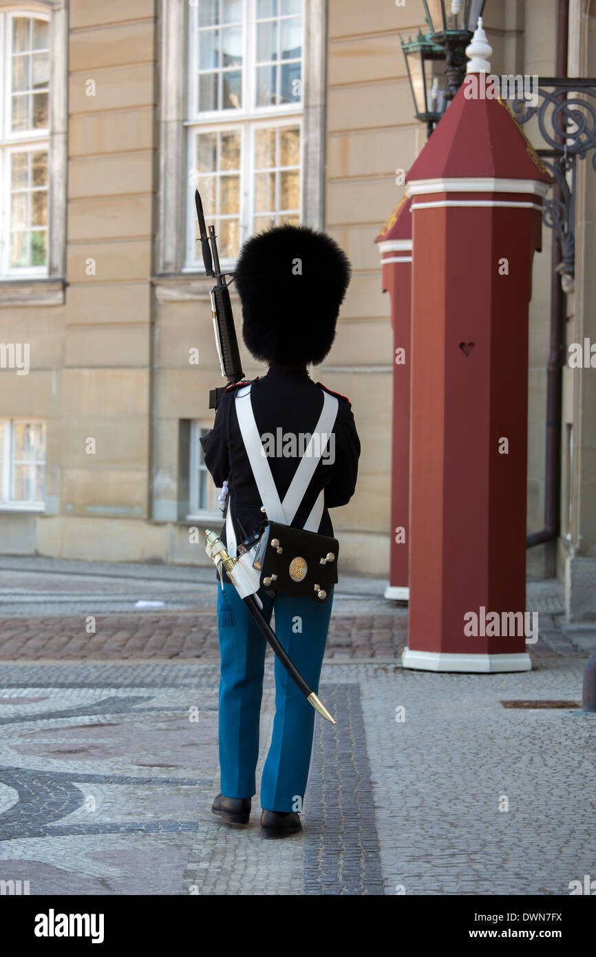Cambiando ogni giorno del Reale Danese di vita delle guardie cerimonia al Amelienborg e Frederiksstaden in Copenhagen. Foto Stock