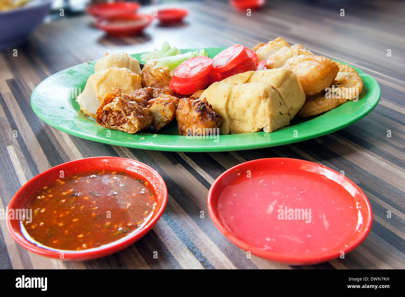 Ong Hiang Cinque spezie in polvere stagionati salsicce fritte polpette di pesce di tofu Conserve di secolo le uova e salse di immersione piatto locale Foto Stock