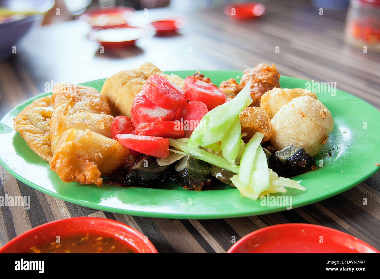 Ong Hiang Cinque spezie in polvere stagionati salsicce fritte polpette di pesce di tofu Conserve di secolo uova piatto locale Foto Stock
