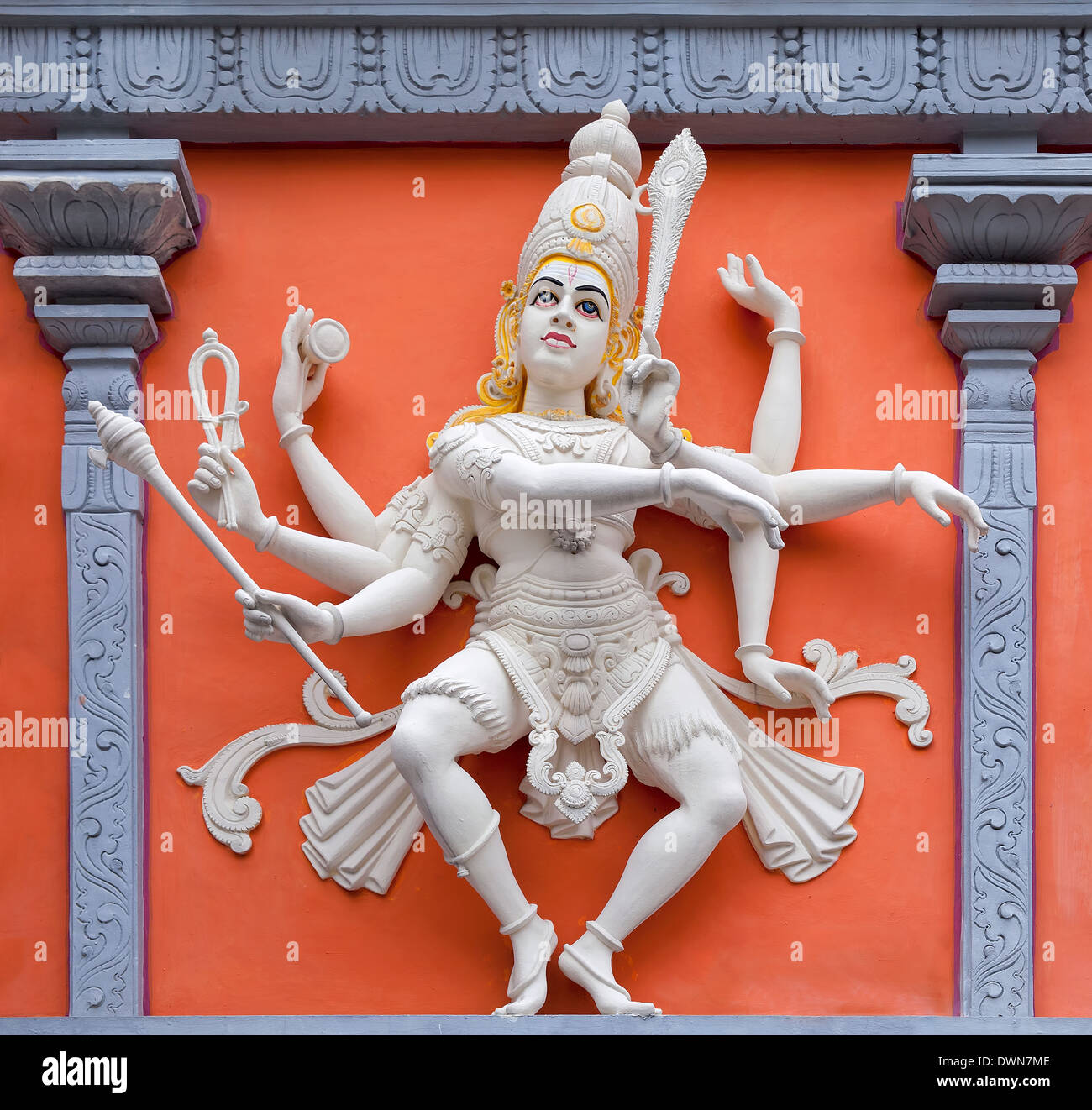 Nataraj Forma di ballo del signore Shiva dio indù in arancione e bianco statua tempio sul muro esterno sollievo Foto Stock
