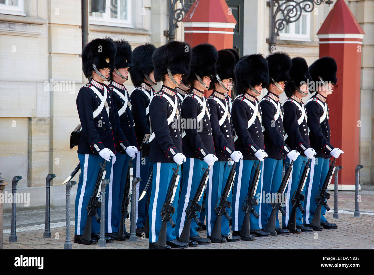 Cambiando ogni giorno del Reale Danese di vita delle guardie cerimonia al Amelienborg e Frederiksstaden in Copenhagen. Foto Stock