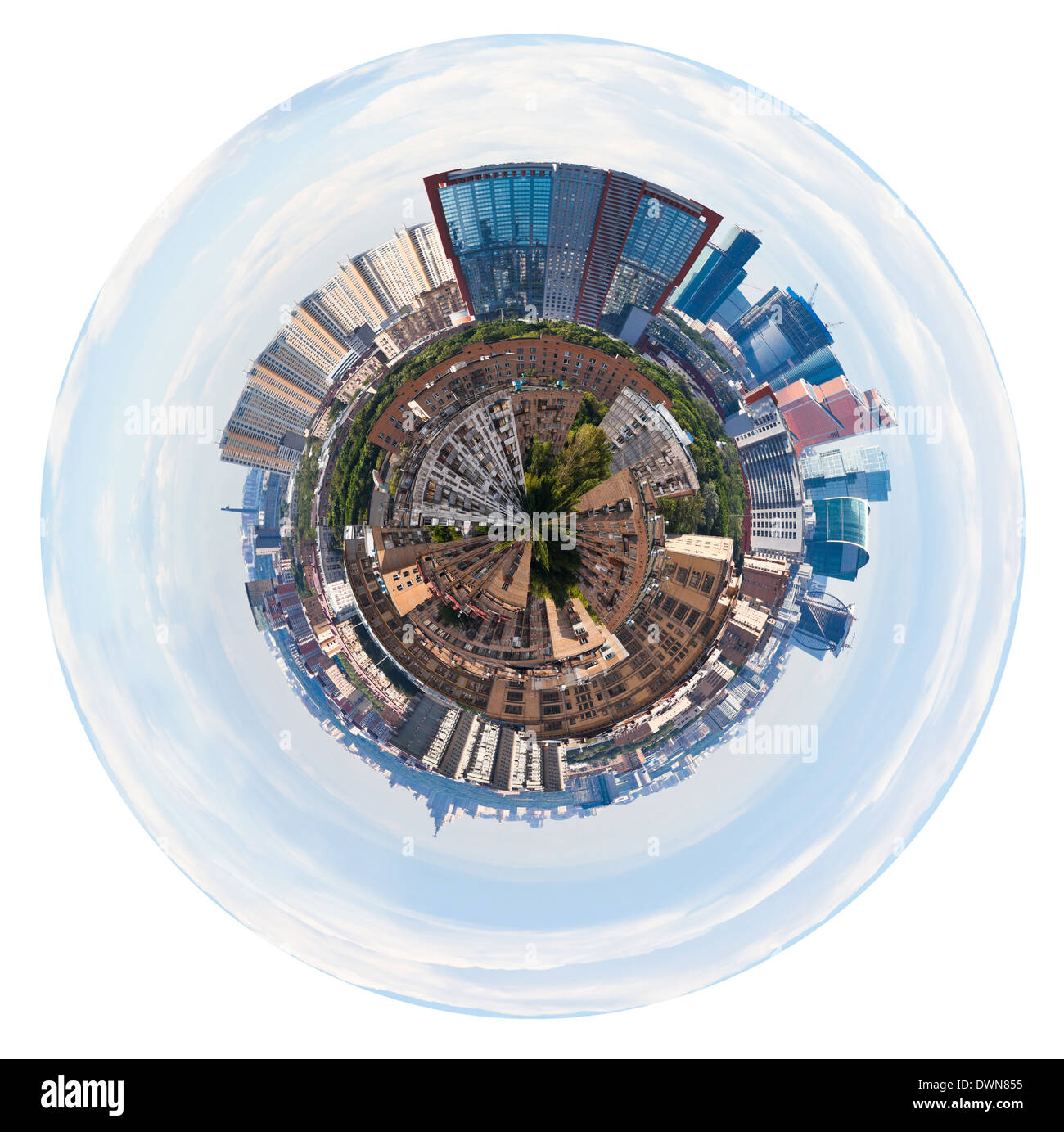 Piccolo pianeta - urban panorama sferica di Mosca con torre edifici isolati su sfondo bianco Foto Stock