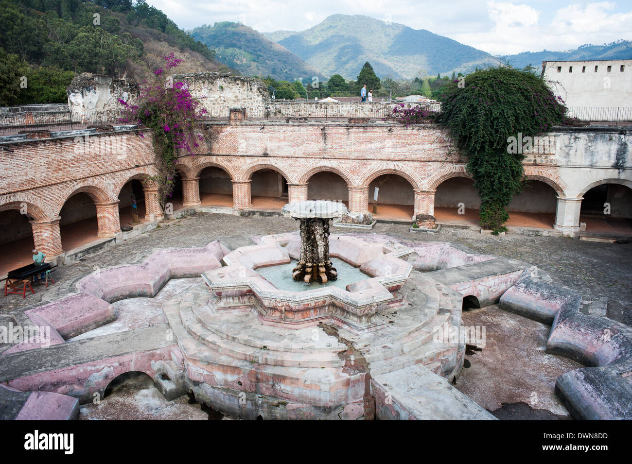 La fontana all'interno di La Merced chiesa e convento in Antigua, Guatemala il 22 febbraio 2014. Foto Stock