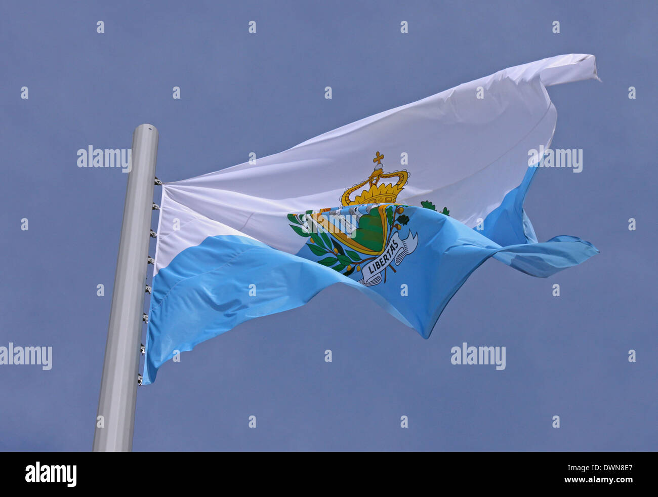 Bandiera di San Marino oltre il cielo blu Foto Stock