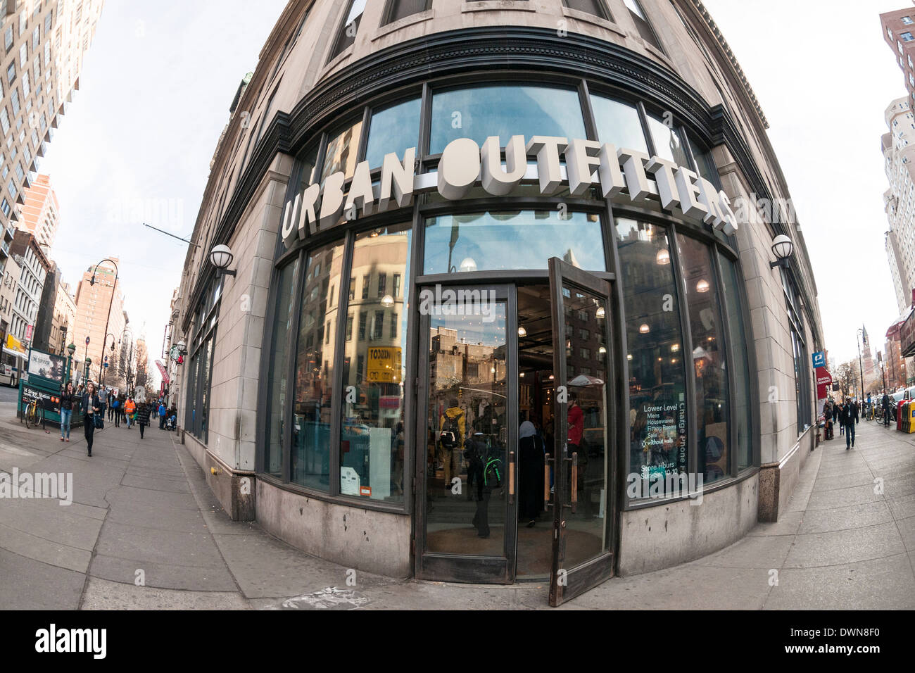 New York, NY 11 Marzo 2014 - Urban Outfitters sulla Sesta Avenue nel Greenwich Village Foto Stock