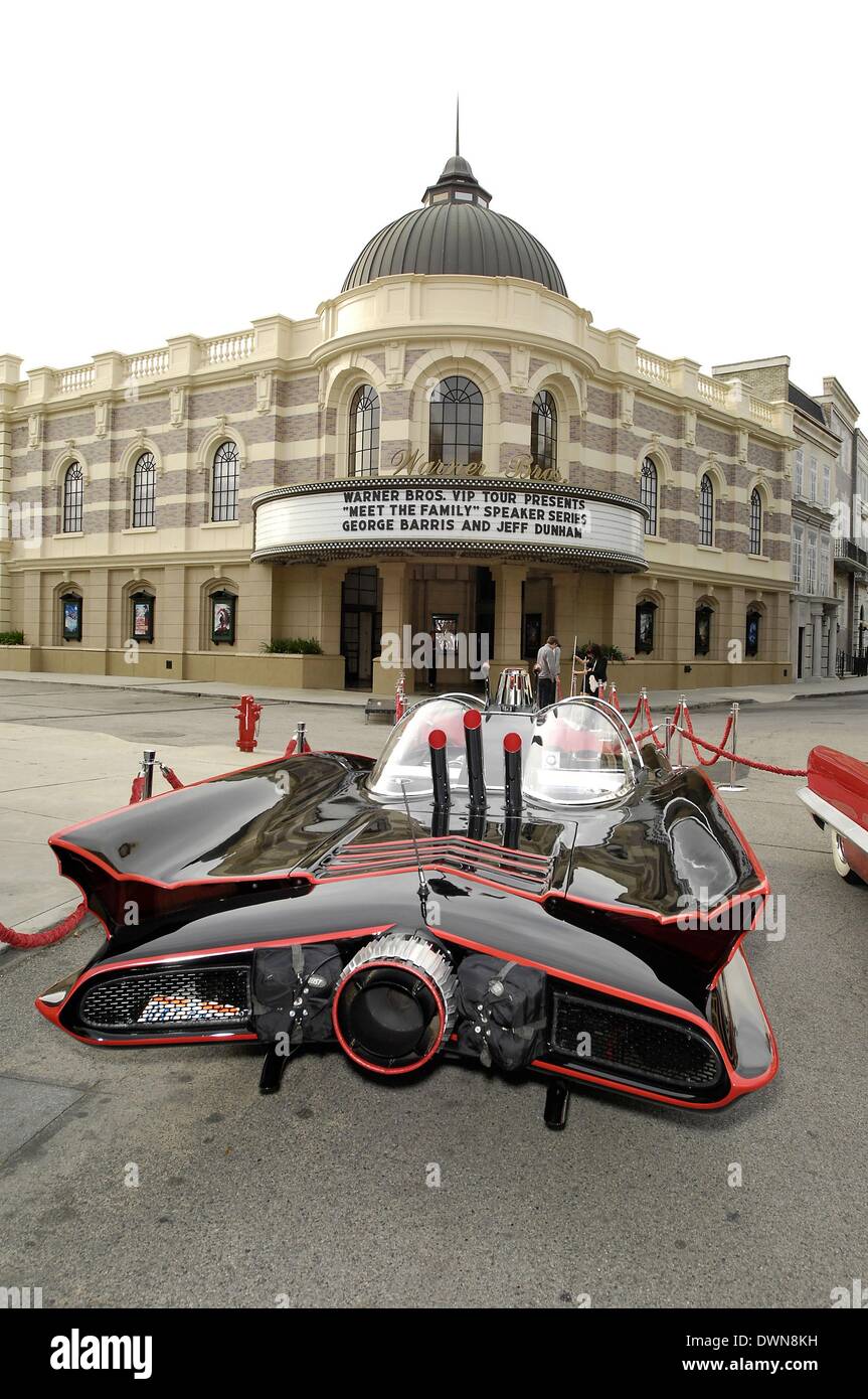 Burbank, in California, Stati Uniti d'America xi Mar, 2014. La Batmobile di presenze per Warner Bros Tour VIP incontra la famiglia serie di altoparlanti, WB Tour VIP CENTER, Burbank, CA Marzo 11, 2014. Credito: Michael Germana/Everett raccolta/Alamy Live News Foto Stock