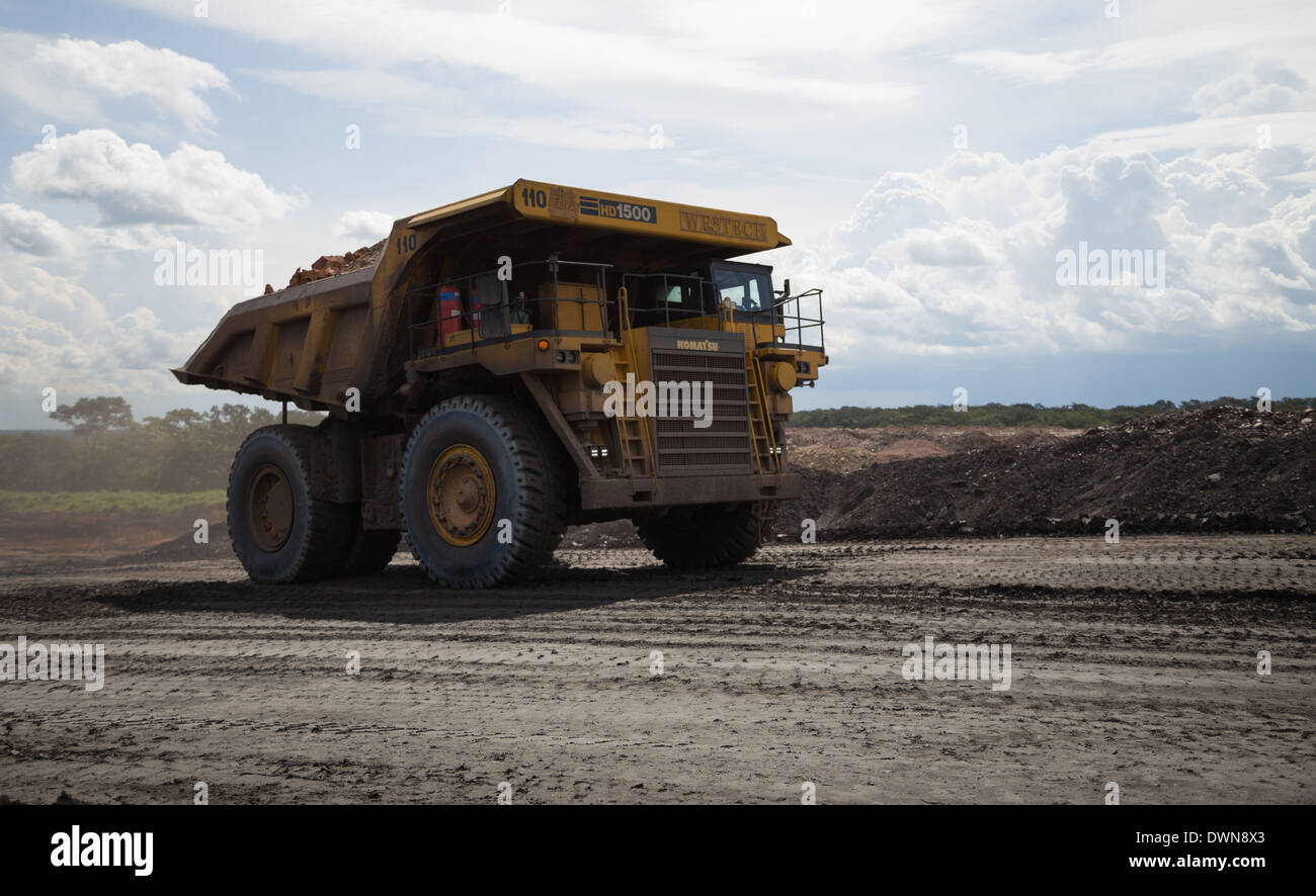 Un Komatsu Mining carrello cale di roccia di scarto di uno stock in un grande cast aperto miniera di rame nello Zambia, Africa Foto Stock