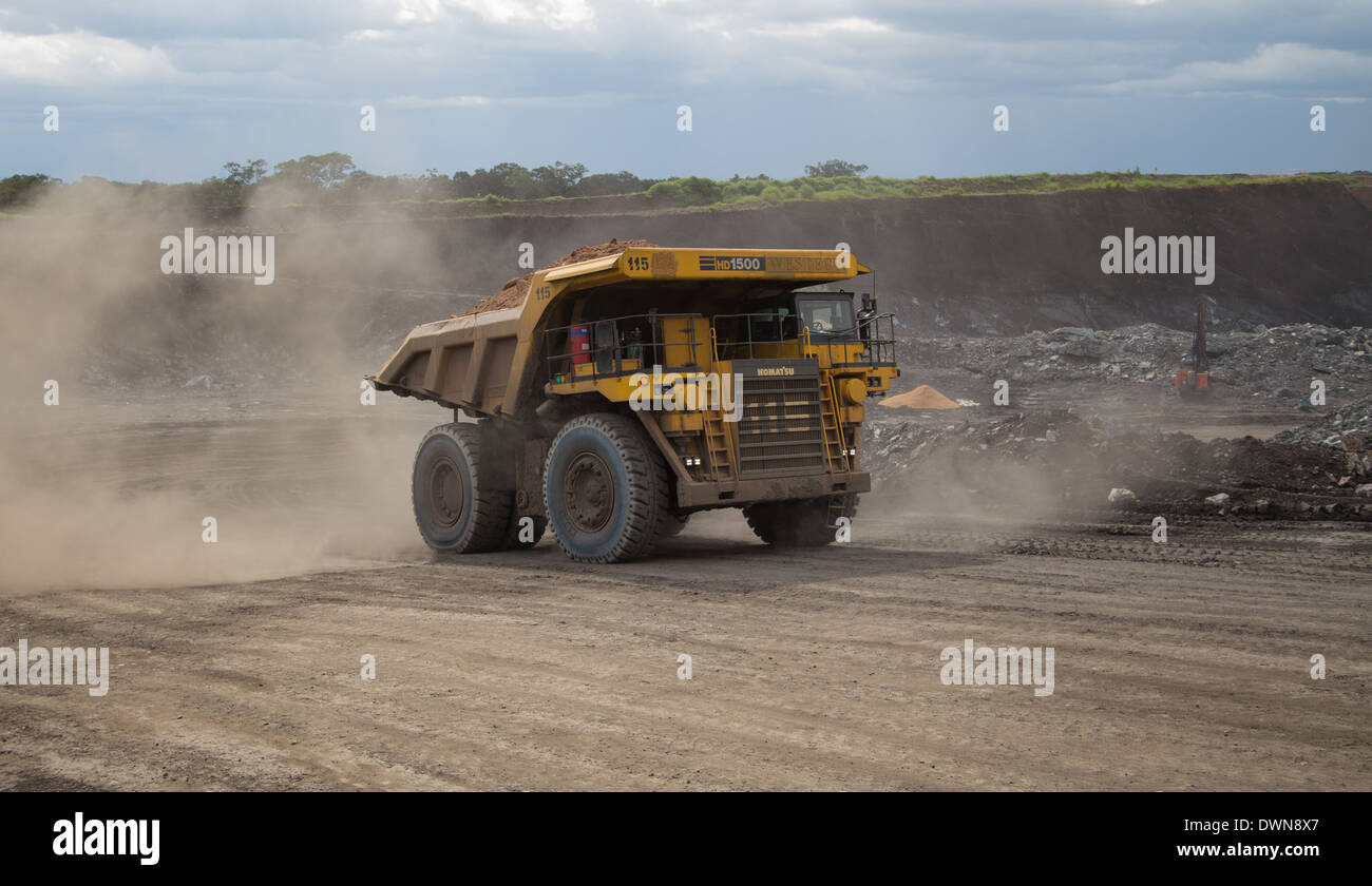 Grande giallo Komatsu Mining carrello cale rifiuti fuori da una fossa aperta in un massiccio a cielo aperto miniera di rame in Africa Foto Stock