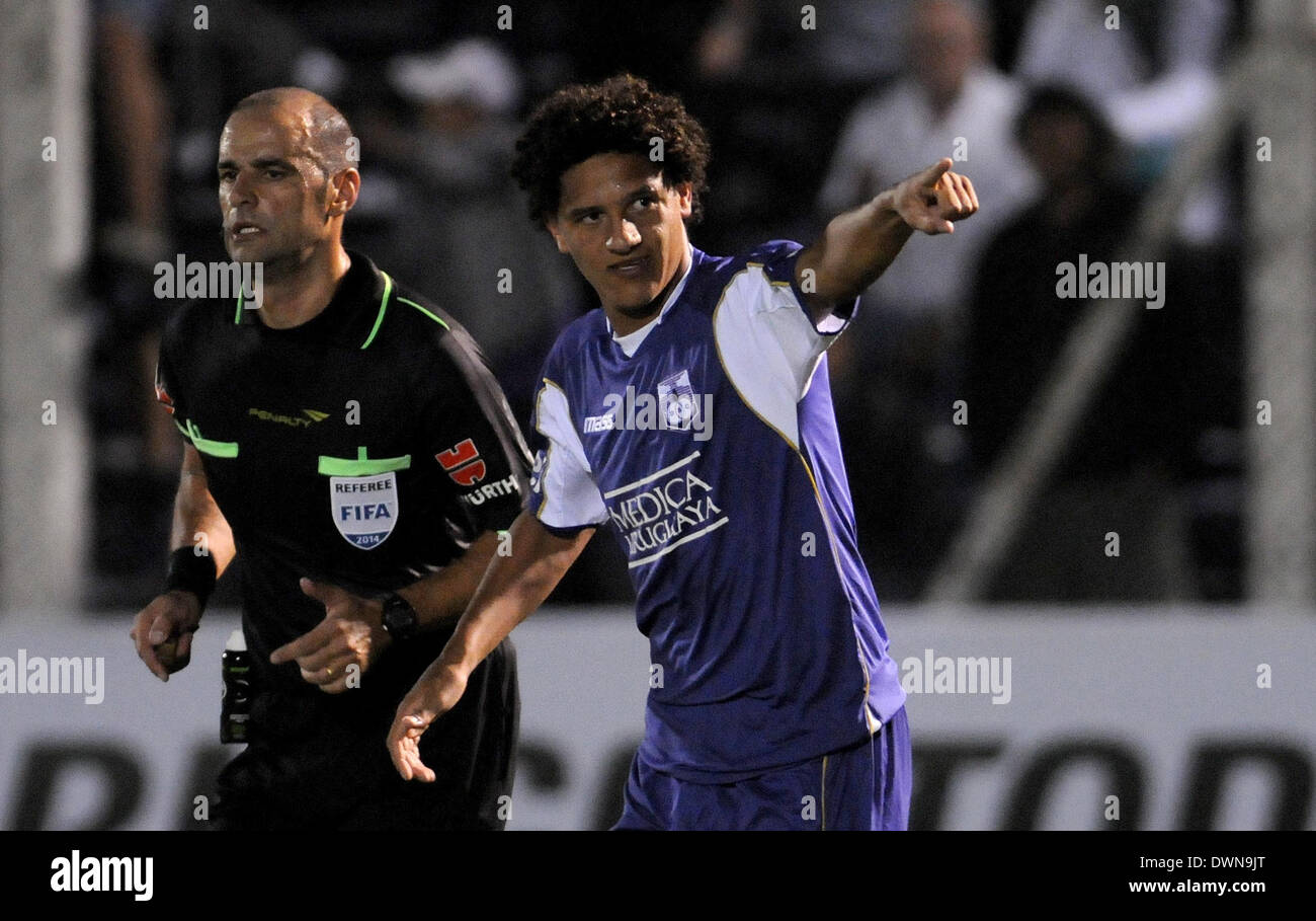 Montevideo, Uruguay. Undicesimo Mar, 2014. Felipe Gedoz (R) dell'Uruguay Defensor Sporting festeggia il suo gol contro il Brasile del Cruzeiro durante un gruppo 5 partita della Coppa Libertadores primo round a Luis Franzini Stadium di Montevideo, capitale dell'Uruguay, il 11 marzo 2014. © Nicolas Celaya/Xinhua/Alamy Live News Foto Stock