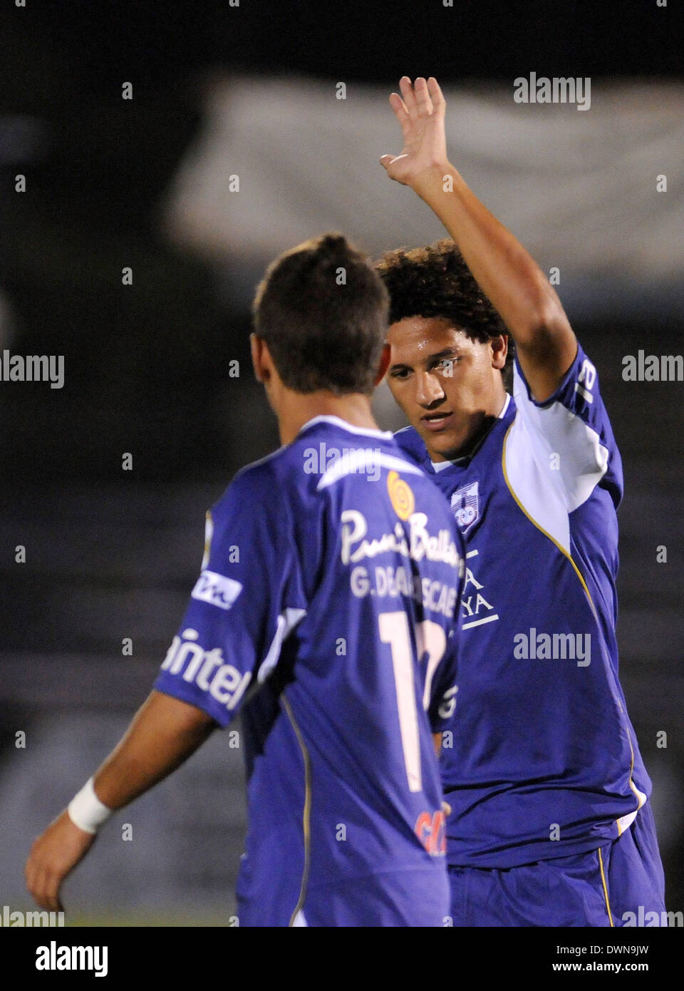 Montevideo, Uruguay. Undicesimo Mar, 2014. Felipe Gedoz (R) dell'Uruguay Defensor Sporting celebra un obiettivo con il suo compagno di squadra Giorgian De Arrascaeta (L) durante un gruppo 5 partita della Coppa Libertadores primo turno contro il Brasile del Cruzeiro a Luis Franzini Stadium di Montevideo, capitale dell'Uruguay, il 11 marzo 2014. © Nicolas Celaya/Xinhua/Alamy Live News Foto Stock