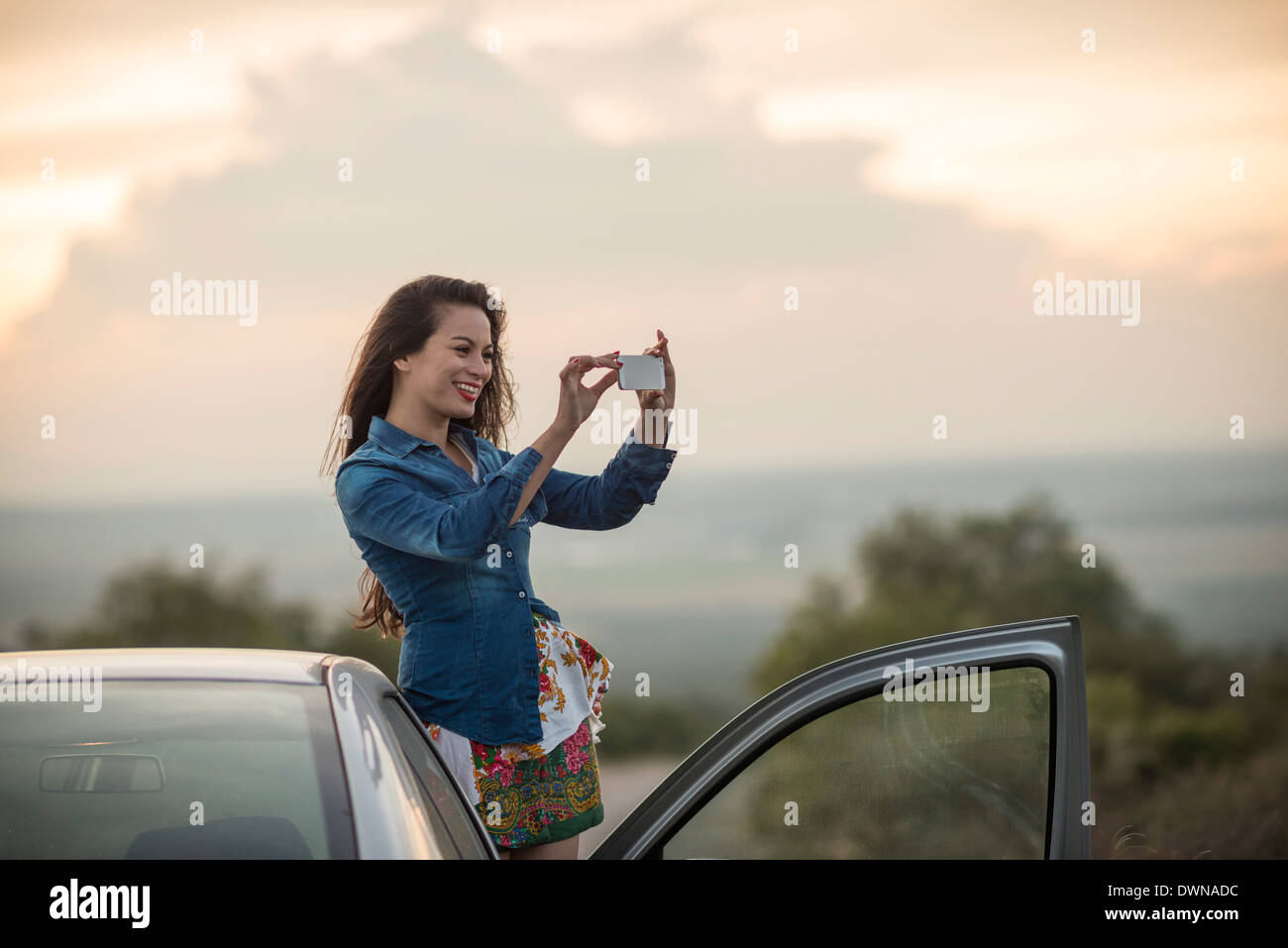 Giovane donna di scattare una foto con il suo telefono, minerale de Pozos, Guanajuato, Messico, America del Nord Foto Stock