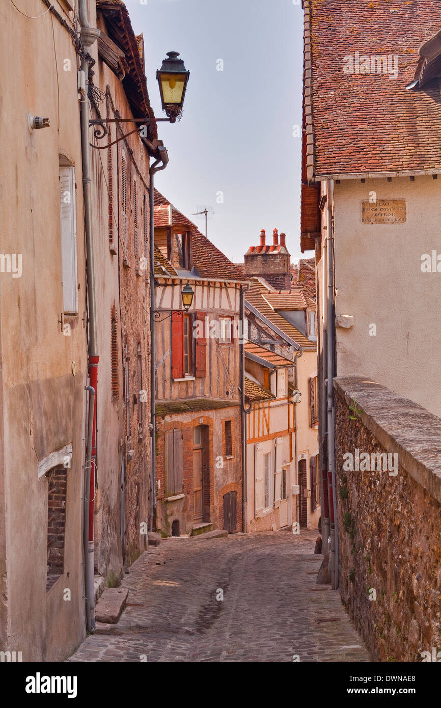 Una strada stretta di metà di case con travi di legno nella città di Joigny, Yonne, Borgogna, in Francia, in Europa Foto Stock