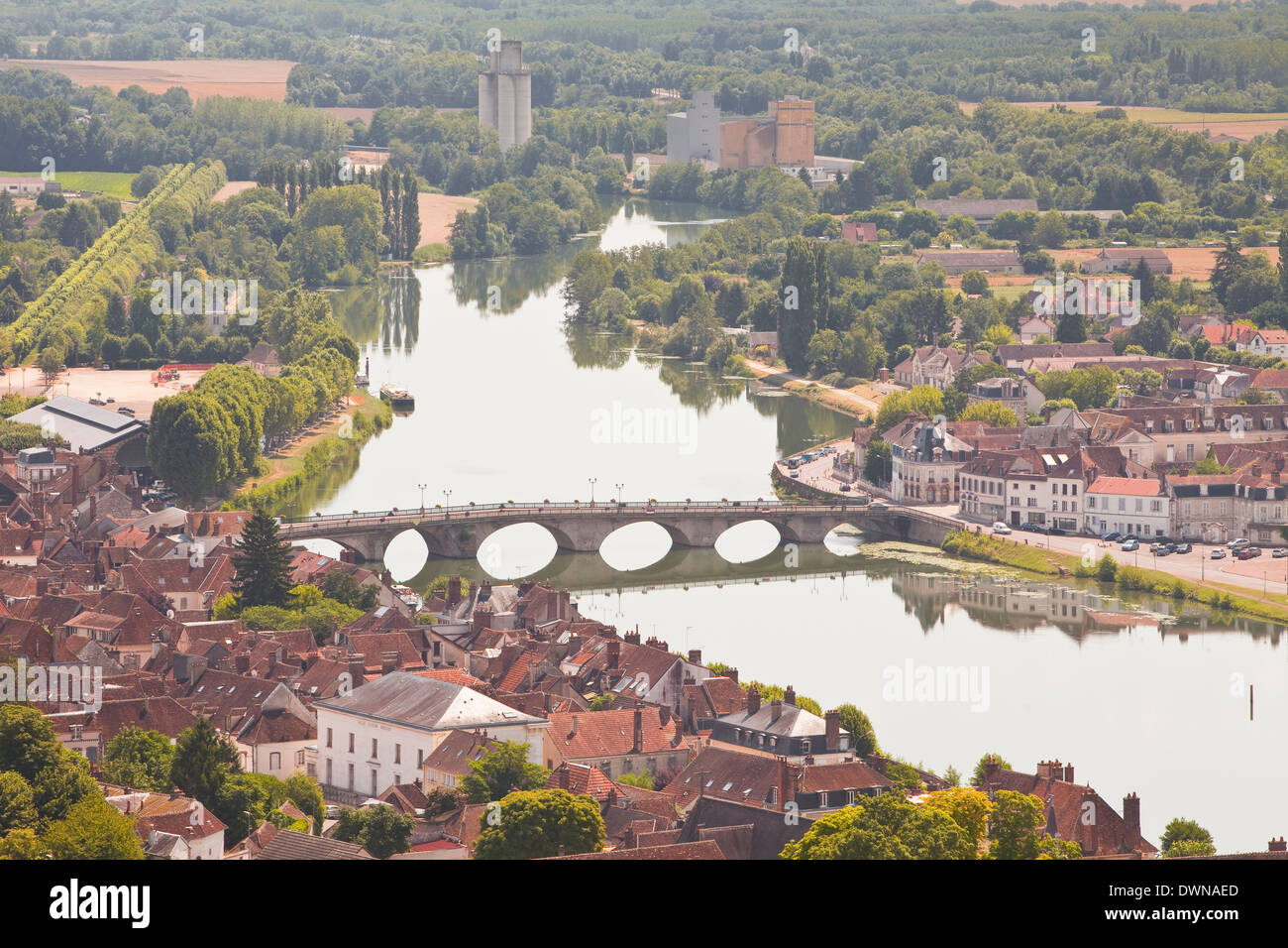 Il fiume Yonne che scorre attraverso la città di Joigny, Yonne, Borgogna, in Francia, in Europa Foto Stock