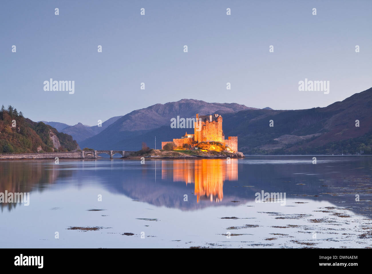 Eilean Donan Castle riflettendo in Loch Duich, Highlands, Scotland, Regno Unito, Europa Foto Stock