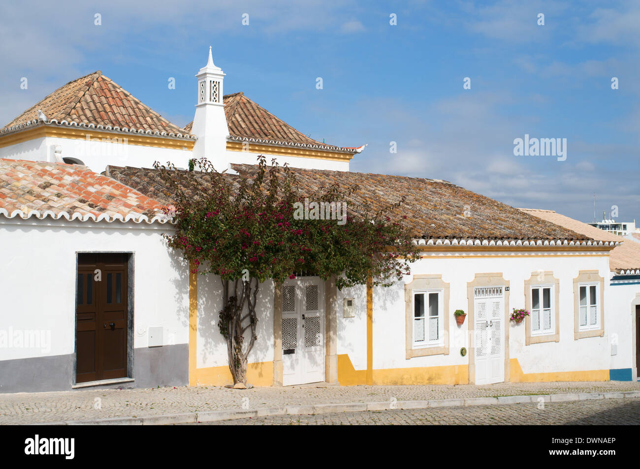 Tradizionale dipinto di bianco casa entro Tavira Algarve Portogallo Europa Foto Stock
