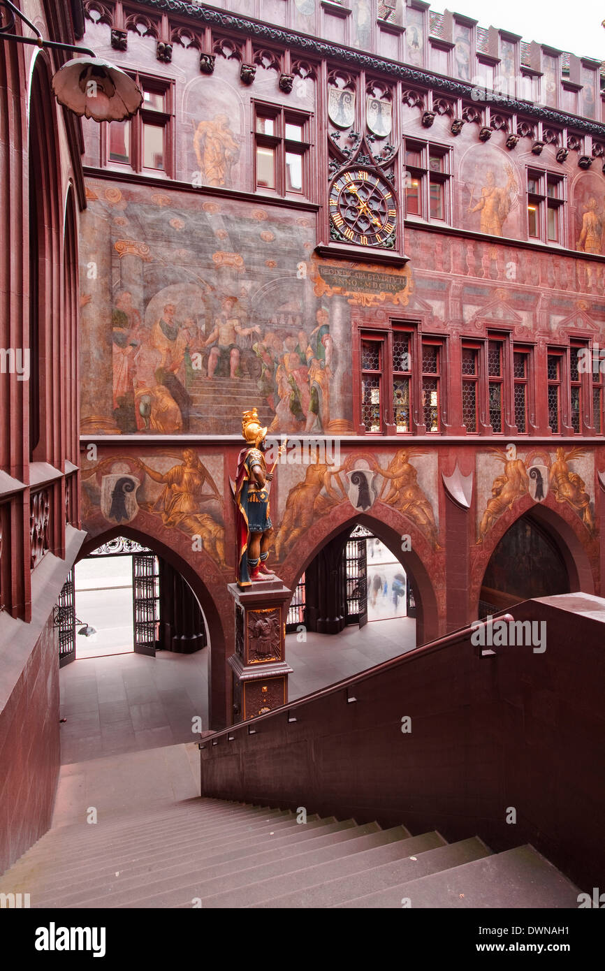 Il Rathaus (Municipio) che domina la Marktplatz a Basilea in Svizzera, Europa Foto Stock