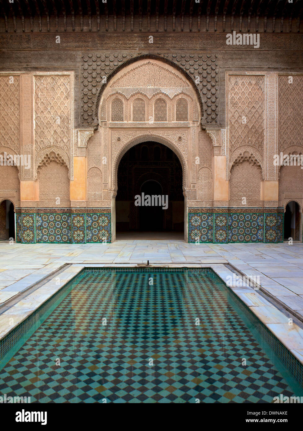 Intricate design Islamico a medersa Ben Youssef, Sito Patrimonio Mondiale dell'UNESCO, Marrakech, Marocco, Africa Settentrionale, Africa Foto Stock
