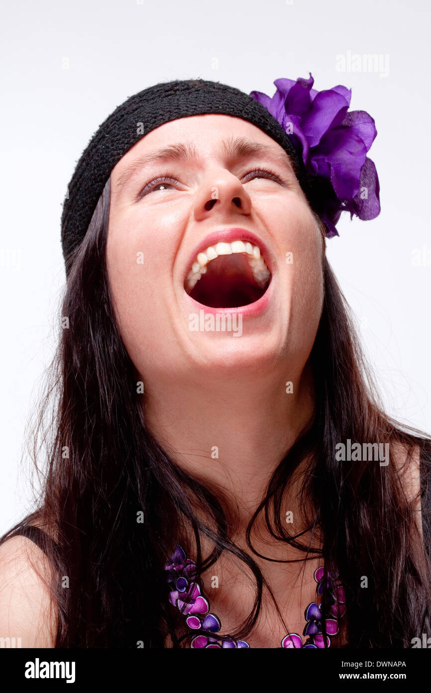 Giovane donna con spontanea Toothy risate - Isolato su bianco Foto Stock
