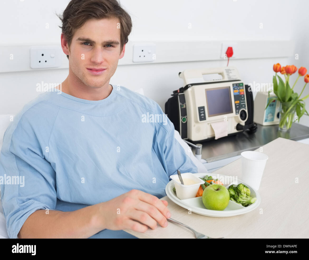 Uomo bello avendo pranzo in ospedale Foto Stock