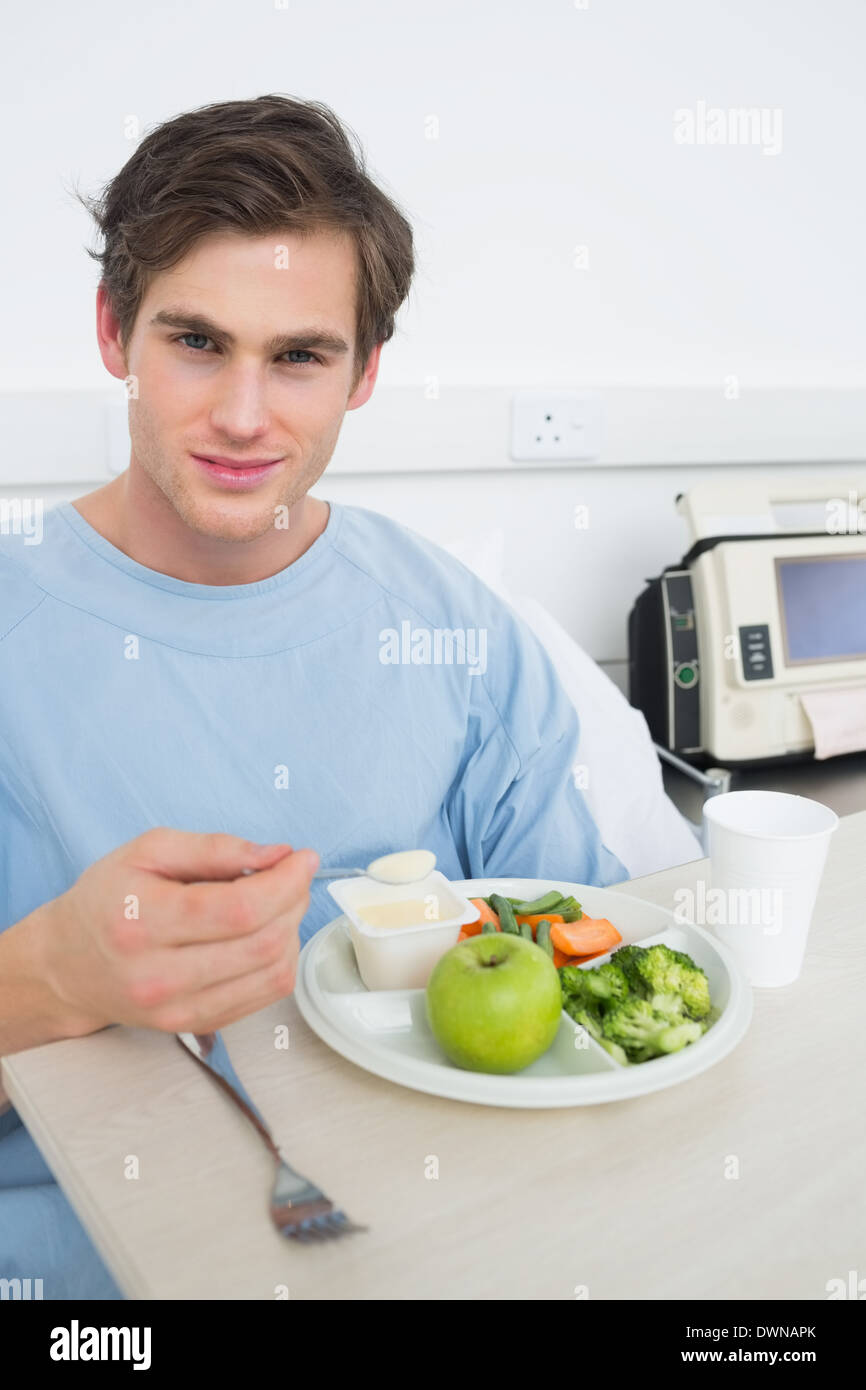 Paziente di mangiare cibo sano in ospedale Foto Stock