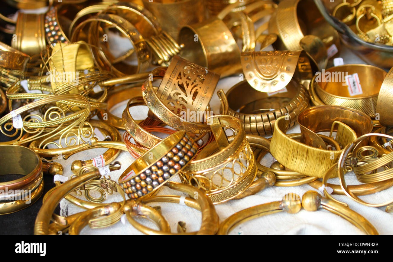 Gioielli in oro e preziosi gioielli in oro in vendita in gioielleria in  Italia Foto stock - Alamy