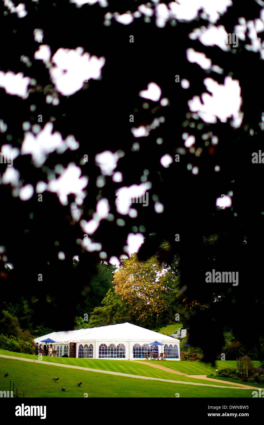 Wedding marquee in English Country Garden Foto Stock