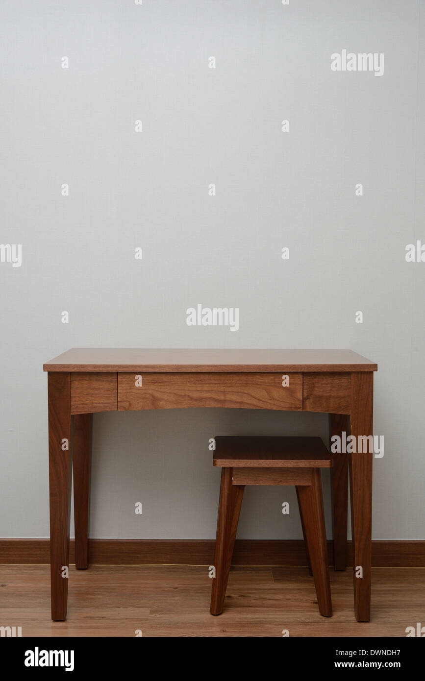 Legno marrone tavolo e sedia in camera da letto Foto Stock