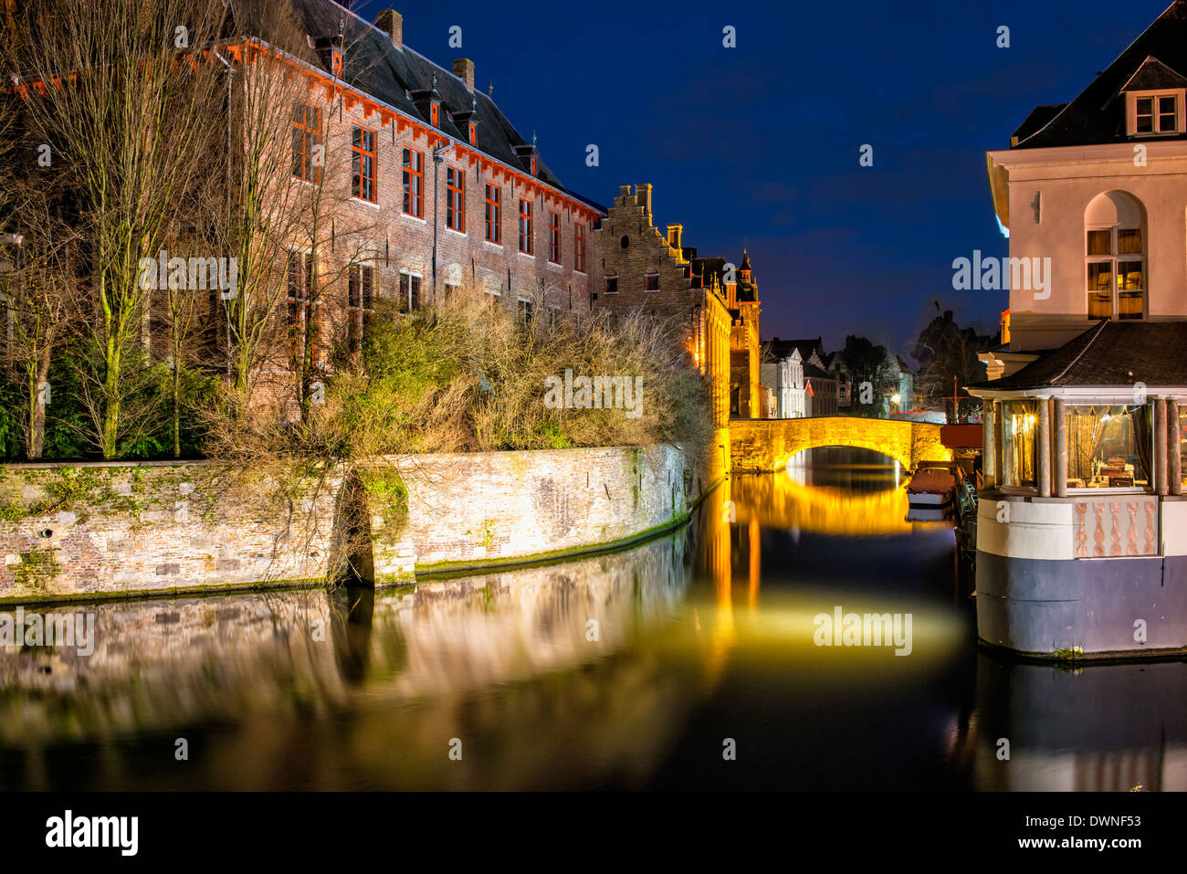 Il canale di notte, il centro storico di Bruges, Belgio, Patrimonio Mondiale dell Unesco Foto Stock