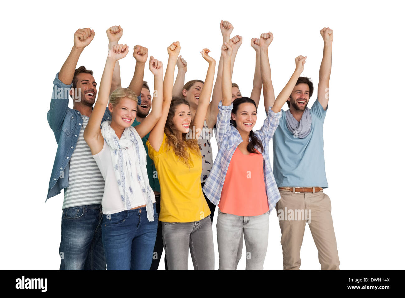 Gruppo di casual felice giovani alzando le mani Foto Stock