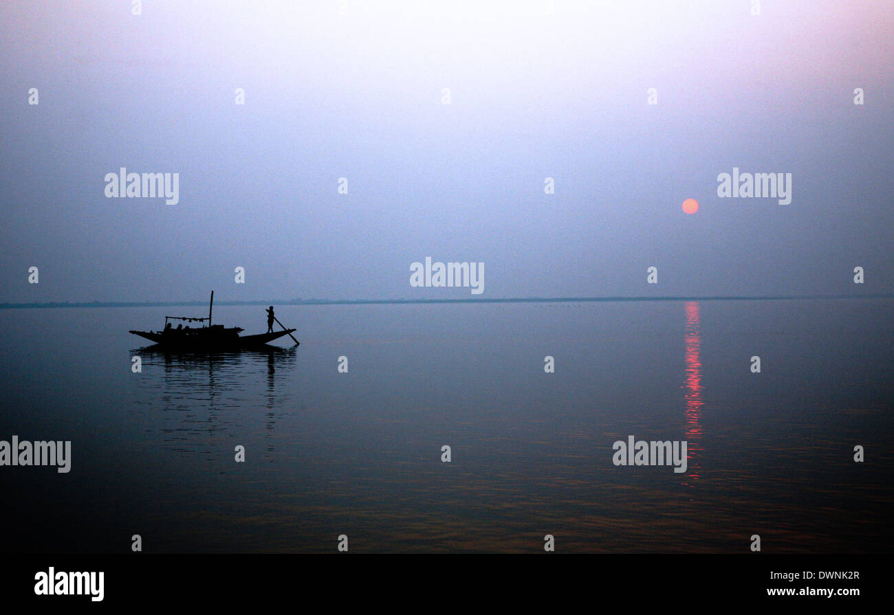 Un tramonto mozzafiato guardando oltre il più sacro dei fiumi in India. Delta del Gange in Sundarbans, West Bengal, India Foto Stock