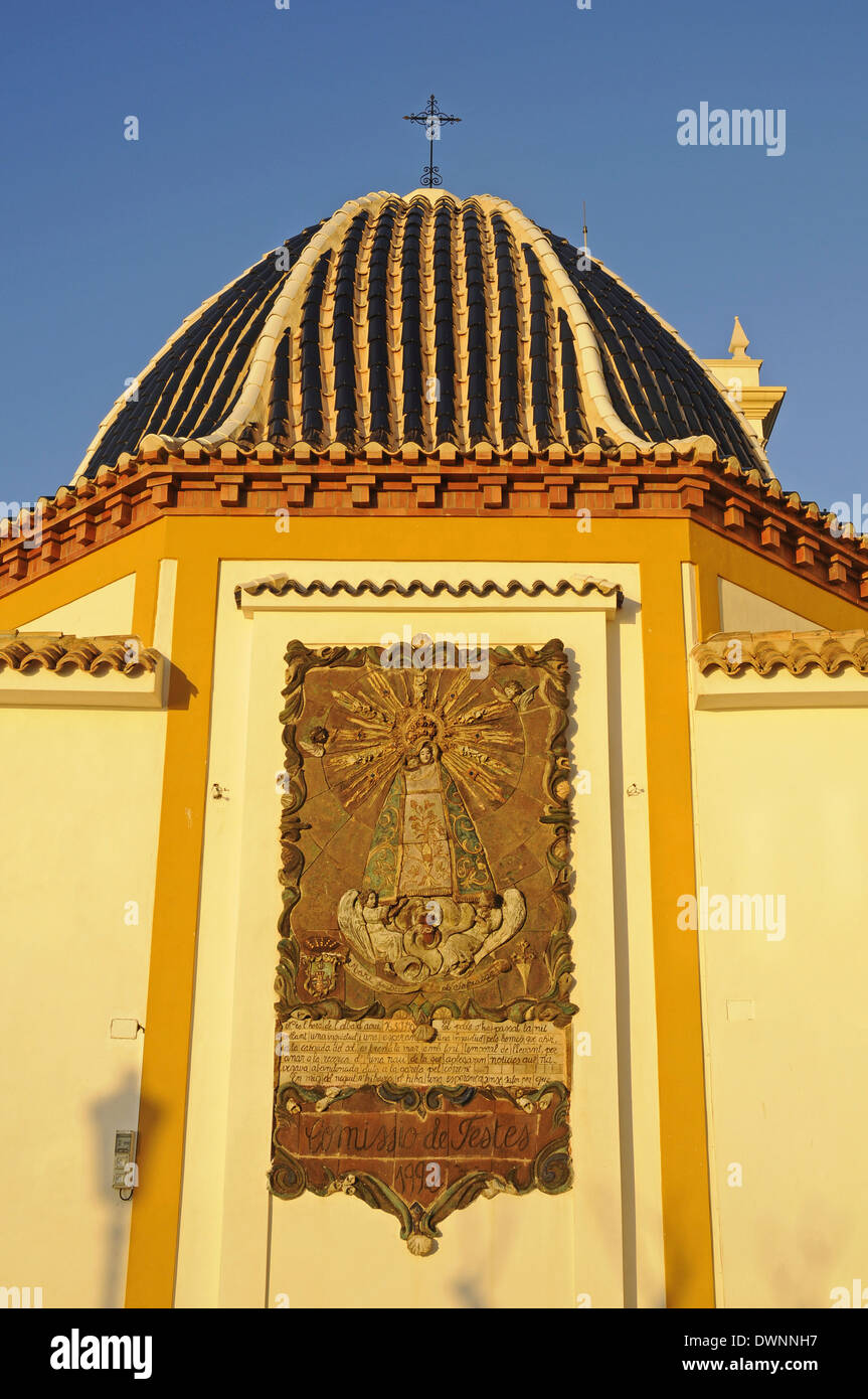 Immagine di un santo, rilievo a parete, cupola, la chiesa di San Jaime, nella luce della sera, Benidorm, Costa Blanca, Provincia di Alicante Foto Stock