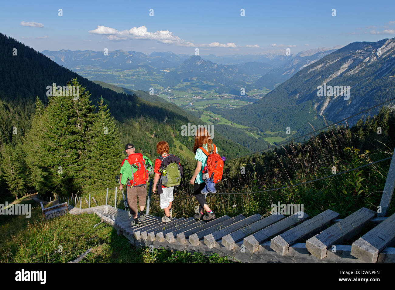 Gli escursionisti a piedi giù per la scala che conduce al Purtschellerhaus baita di montagna su Hoher Göll montagna, Bayerischer Weg trail Foto Stock