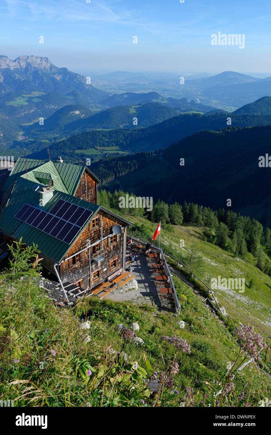 Purtschellerhaus, Club Alpino Tedesco rifugio, a Mt Hoher Göll, con le montagne del Dachstein, Berchtesgadener Land District Foto Stock