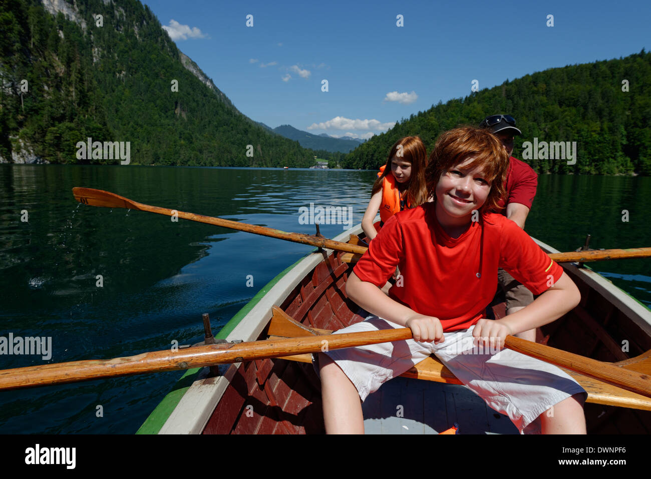 I bambini in una barca a remi sul lago di Königssee, Berchtesgadener Land district, Alta Baviera, Baviera, Germania Foto Stock