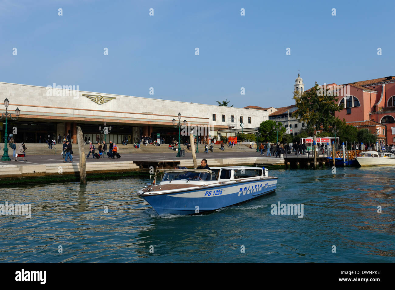 Barca di polizia di fronte alla stazione ferroviaria di Santa Lucia, Cannaregio, Venezia, Veneto, Italia Foto Stock