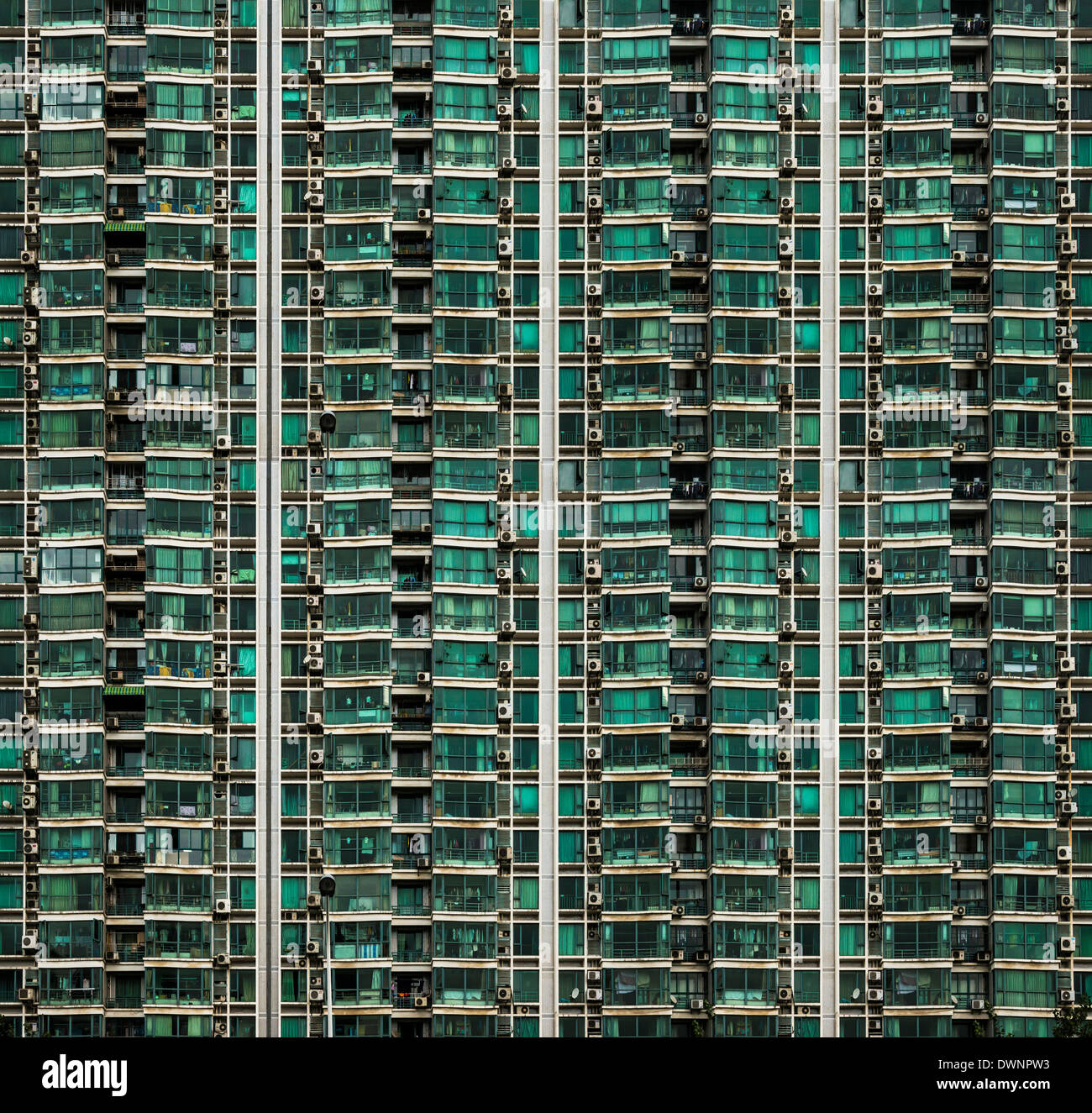 Facciata di un alto edificio con balconi e le unità aria condizionata, Shanghai, Cina Foto Stock