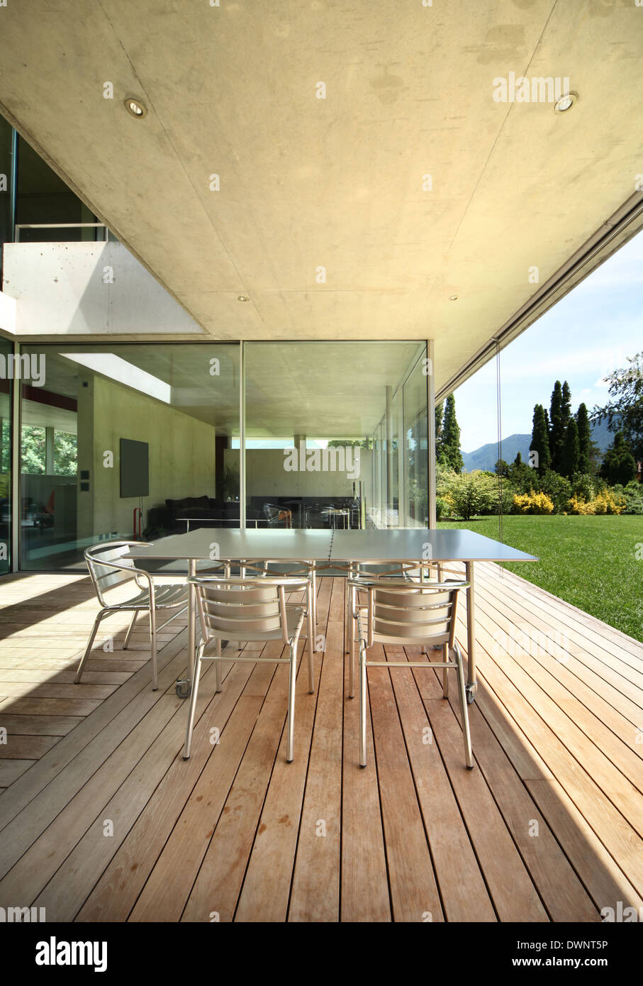 Tavolo e sedie in veranda. casa moderna Foto Stock