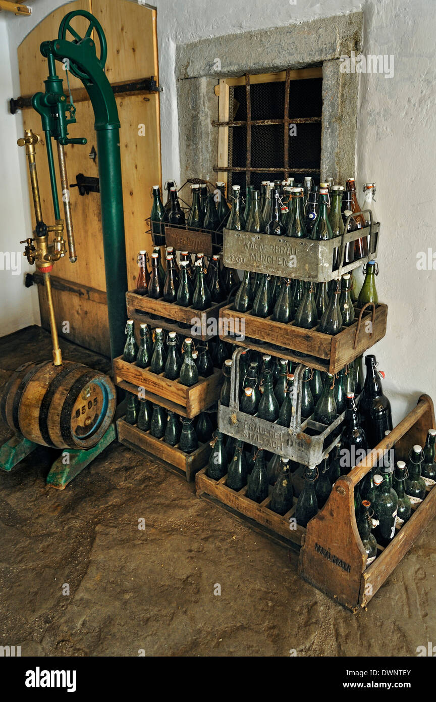 Impianti di imbottigliamento e casse di birra, storico birrificio Schöpf-Brauerei, in Markus Wasmeier / Farm e sport invernali Museum Foto Stock
