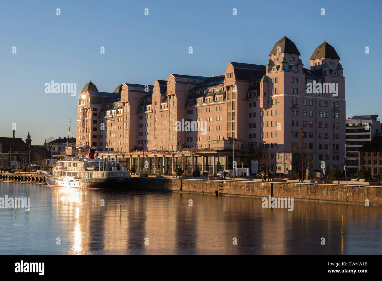 Il vecchio quartiere di magazzino su Oslofjord nella luce della sera, Oslo, Norvegia Foto Stock