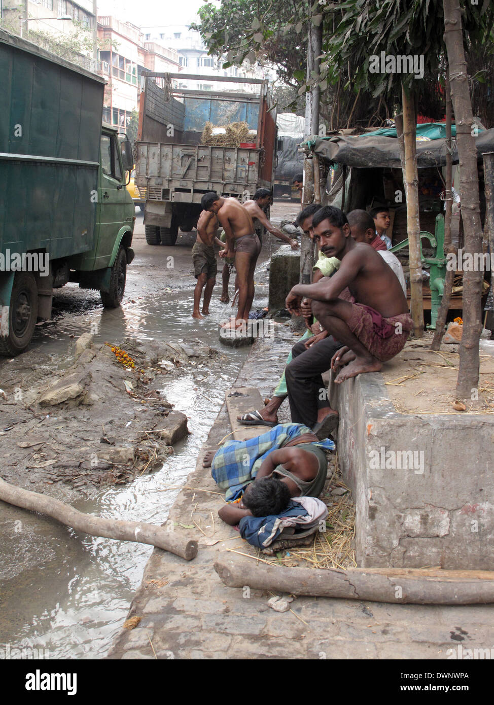 Strade di Kolkata. Popolo Indiano si lavano in una strada , 25 gennaio, 2009. Foto Stock