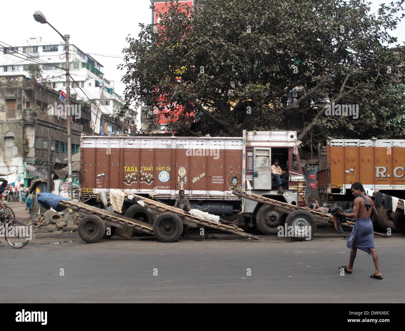 Strade di Kolkata. Carrelli Carrelli e attendere per i clienti per il trasporto del carico, 25 gennaio 2009. Foto Stock