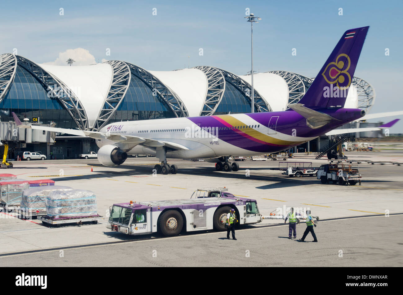 Un Thai Airways aeromobile a Bangkok International Aeroporto Suvarnabhumi di Bangkok, Tailandia Foto Stock