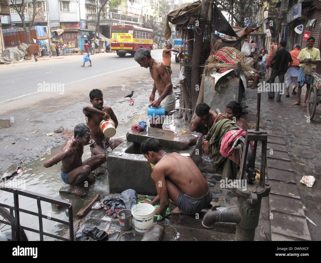 KOLKATA, India - 25 gennaio: strade di Kolkata. Popolo Indiano si lavano in una strada , 25 gennaio, 2009. Foto Stock