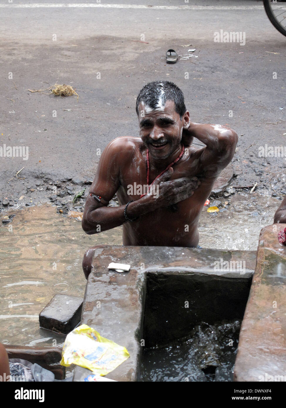 Strade di Kolkata. Popolo Indiano si lavano in una strada , 25 gennaio, 2009. Foto Stock
