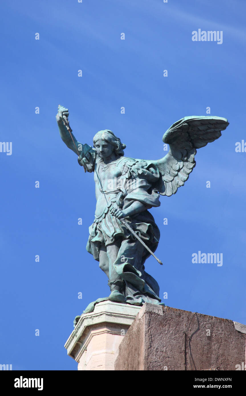 San Michele Arcangelo la statua sulla sommità di Castel Sant'Angelo a Roma, Italia Foto Stock