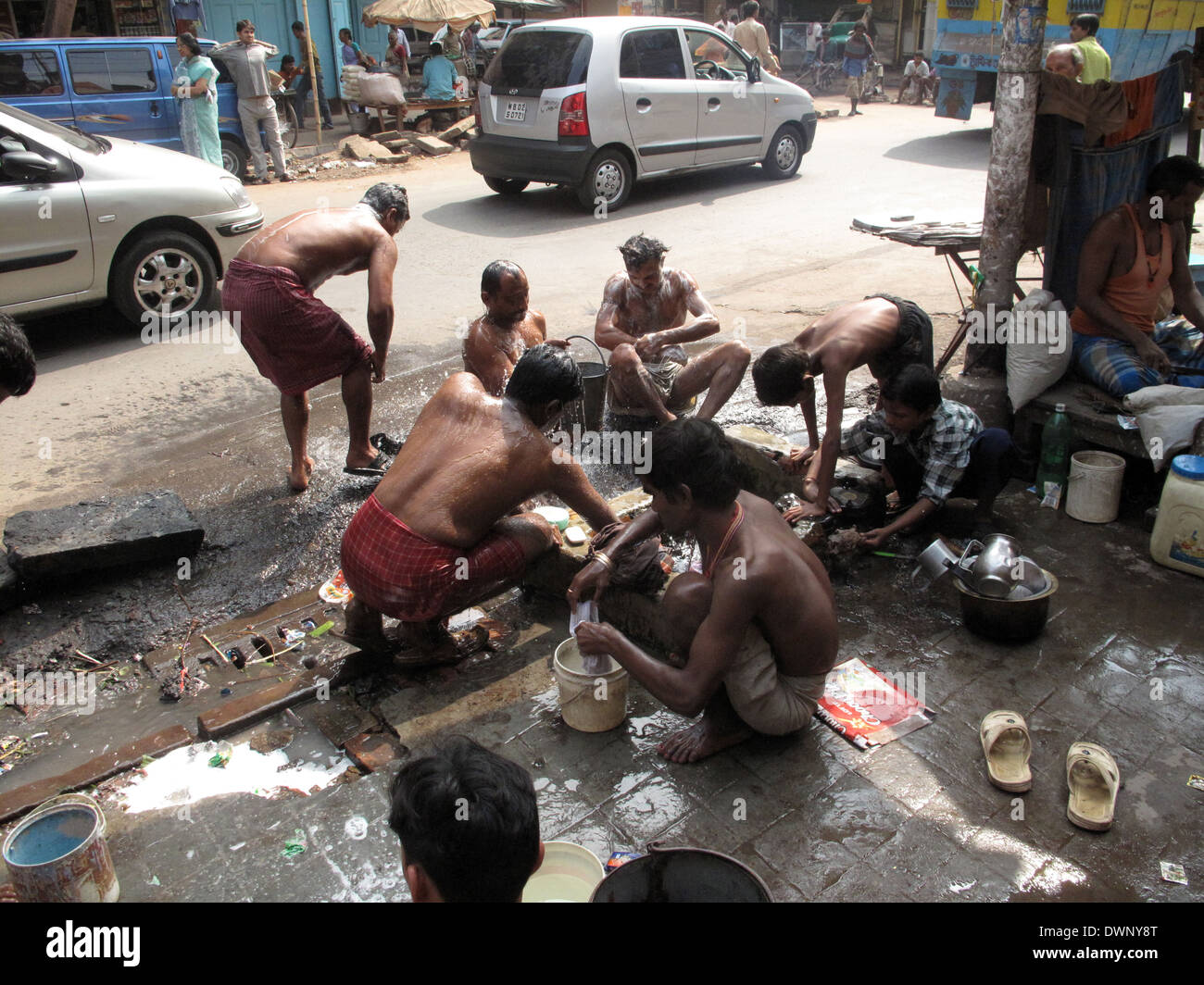 Strade di Kolkata. Popolo Indiano si lavano in una strada , 25 gennaio, 2009. Foto Stock